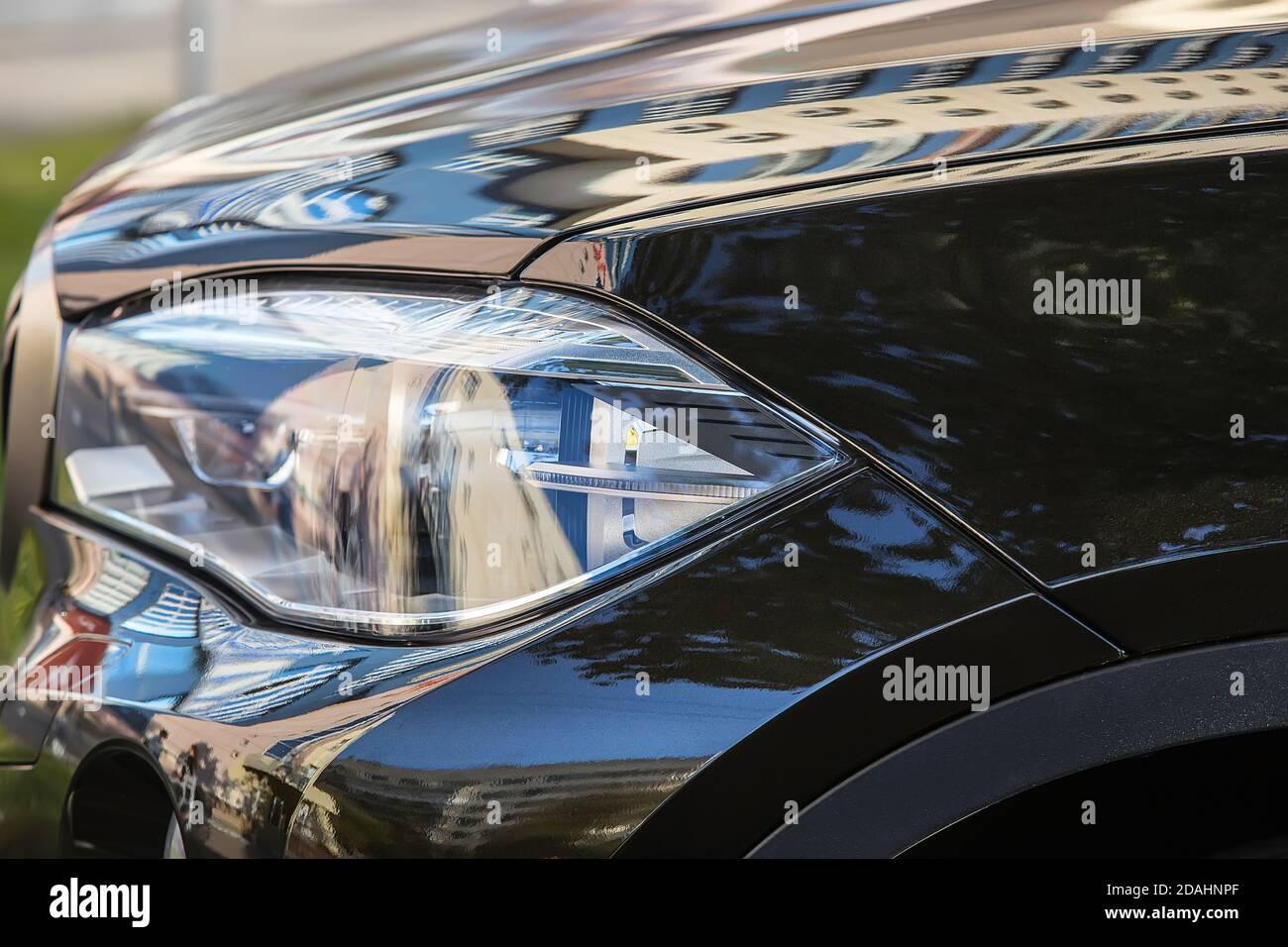 Il faro di moderne auto di prestigio closeup Foto Stock