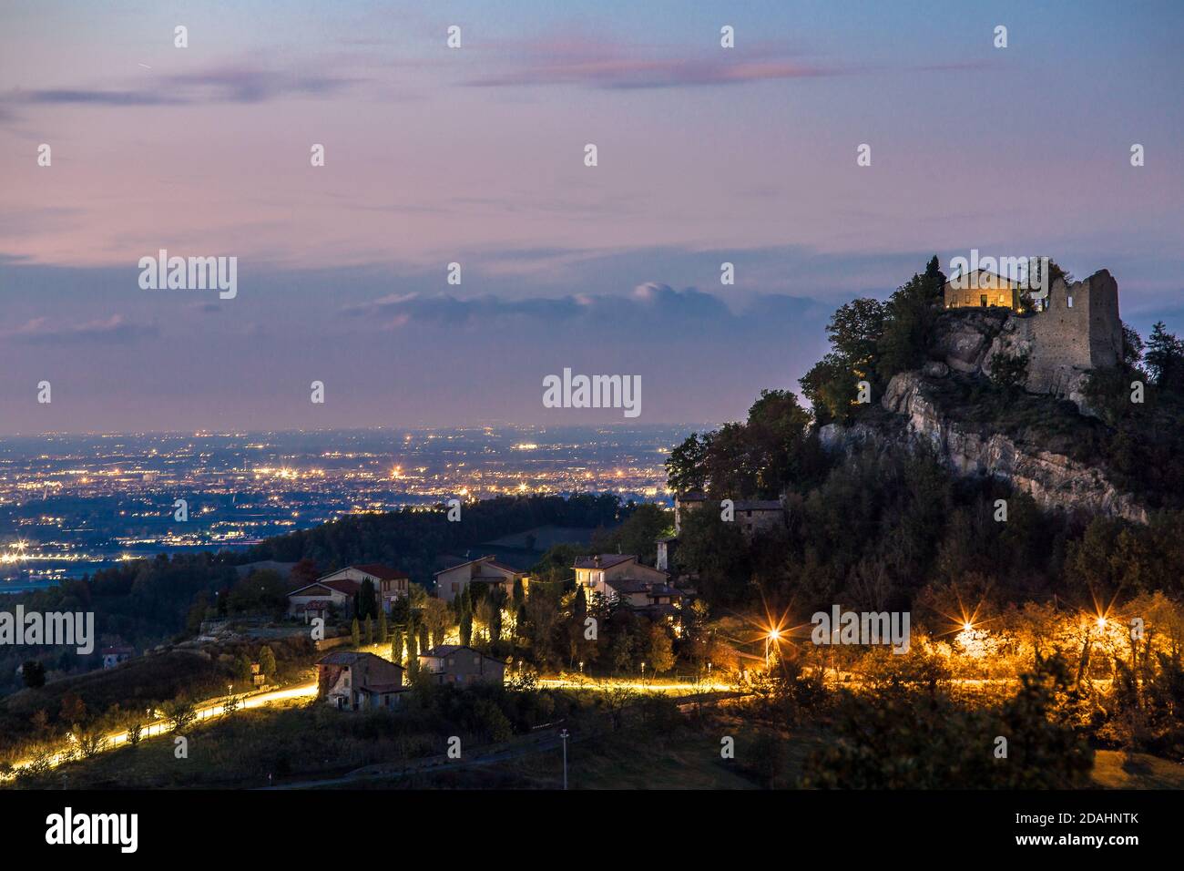 Vista panoramica del castello di canossa, colline di campagna e semafori all'ora blu, Canossa, Reggio Emilia, Italia Foto Stock
