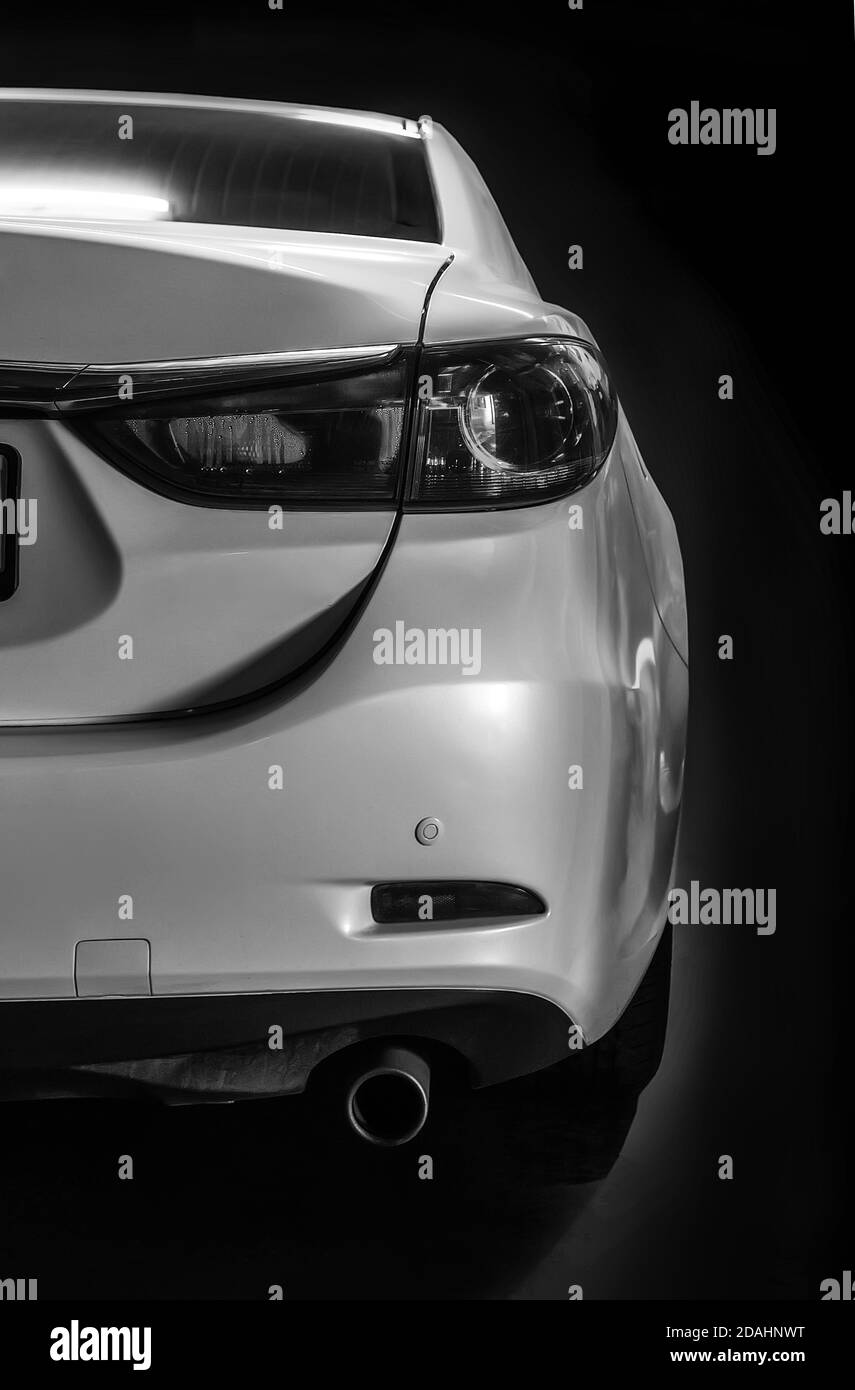 auto in macchie di luce su sfondo nero Foto Stock