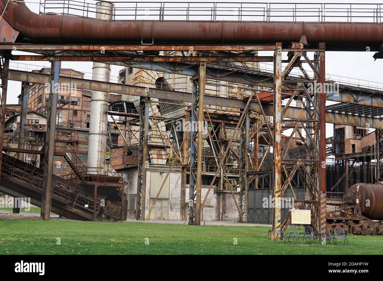 Bellissimo scatto di una fabbrica industriale nella zona inferiore di Vitkovice di Ostrava, Repubblica Ceca Foto Stock