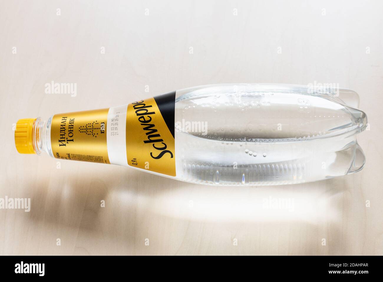 MOSCA, RUSSIA - 4 NOVEMBRE 2020: Steso russo edizione bottiglia di acqua tonica indiana Schweppes su tavola marrone chiaro. Schweppes è il mondo Foto Stock