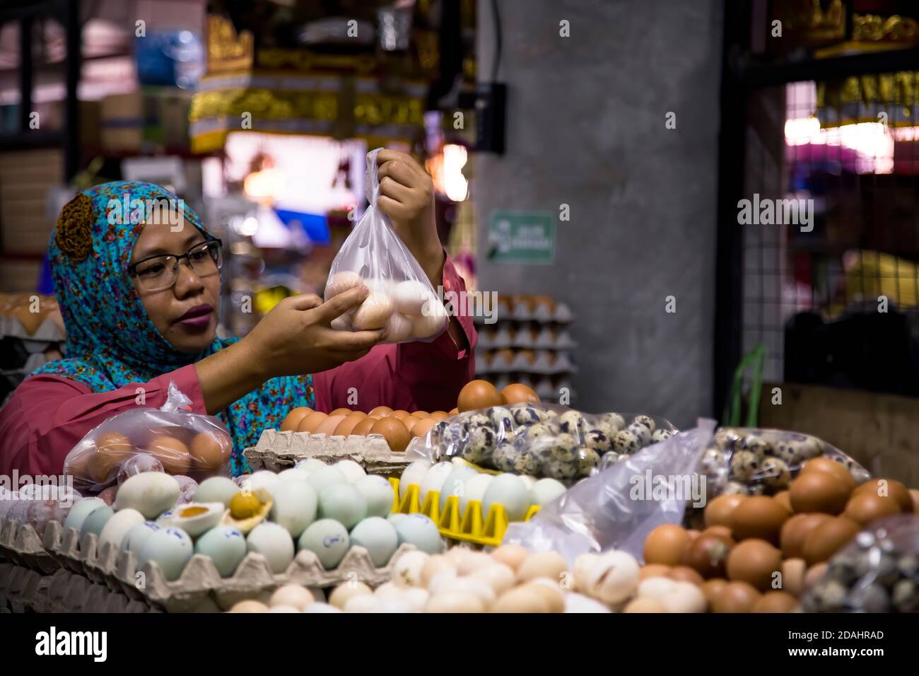 Denpasar, Bali, Indonesia - 8 AGOSTO 2019 : donna che prepara le uova da vendere nel mercato coperto Foto Stock