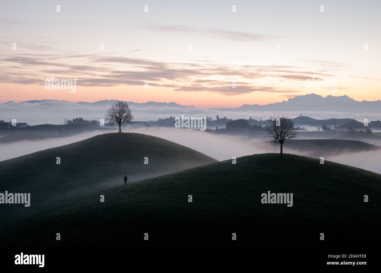 Dawn sopra le colline Foto Stock