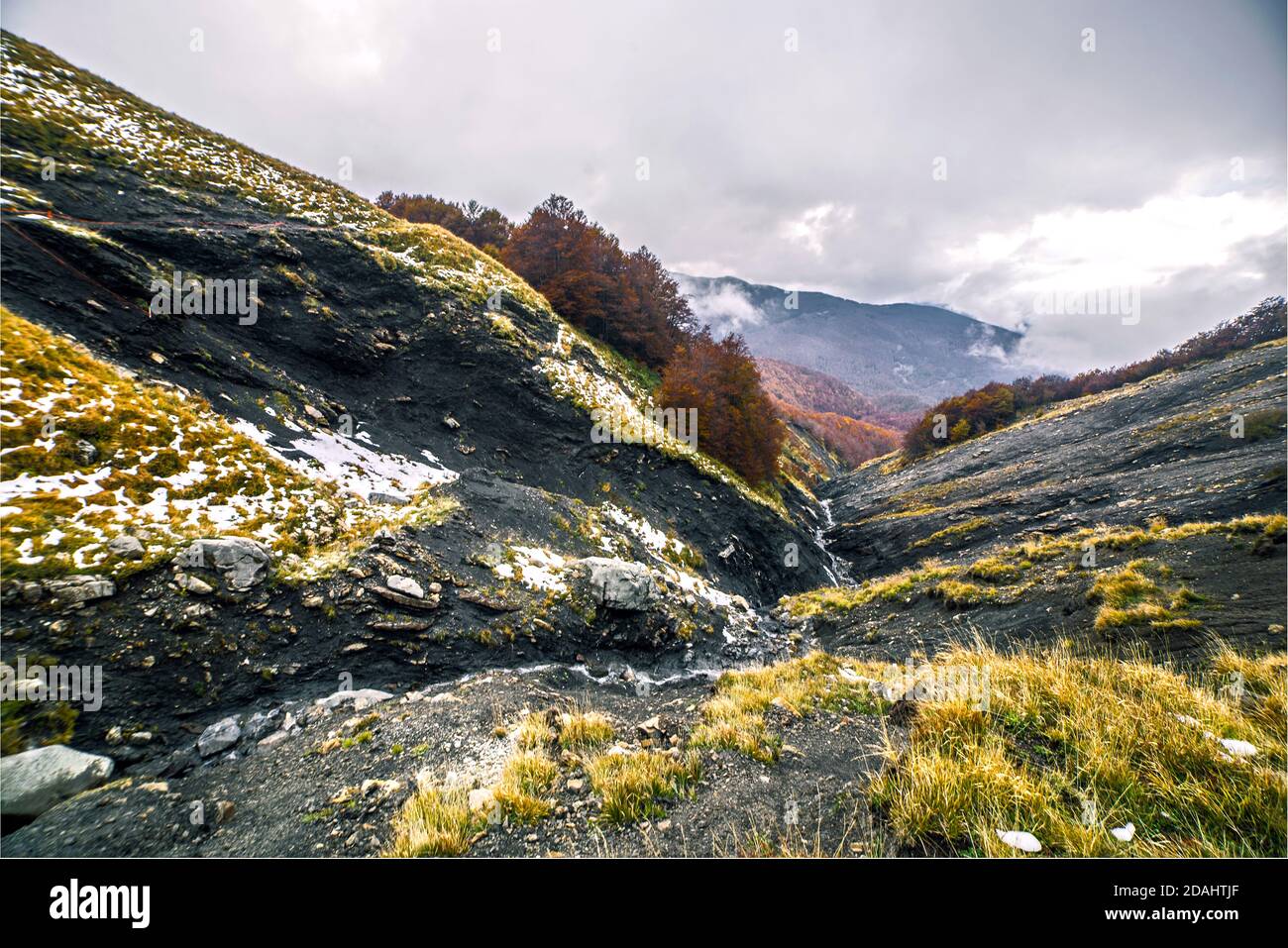Vista panoramica della valle nera e delle sorgenti d'acqua durante una giornata nuvolosa in autunno, Monte Cusna, Reggio Emilia, Italia Foto Stock