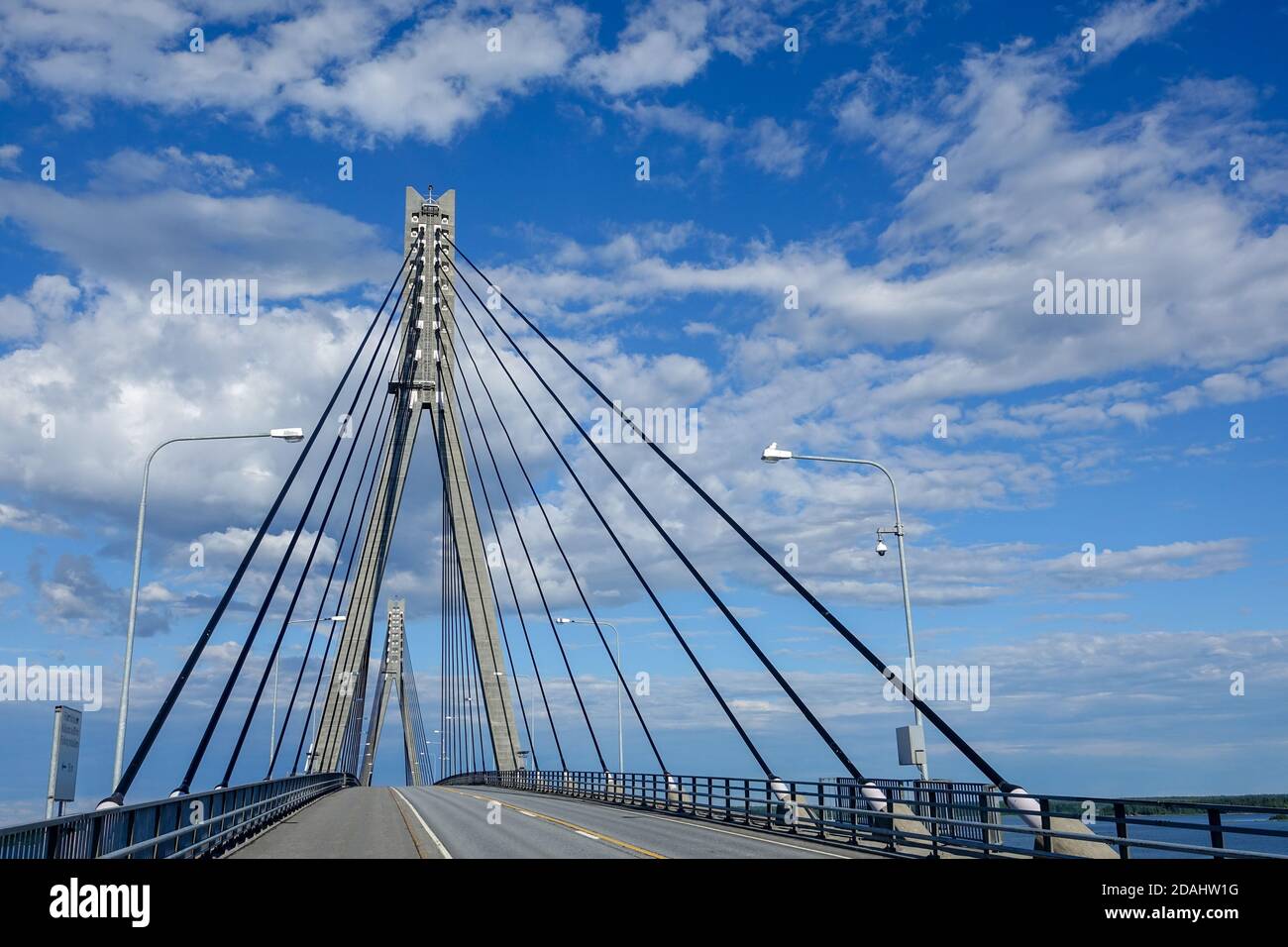 Lungo ponte chiamato Rappot (finlandese: Raippaluoto). Si tratta di un ponte in tuftform fermacavo che collega l'isola di Replot con la terraferma a Korshol Foto Stock