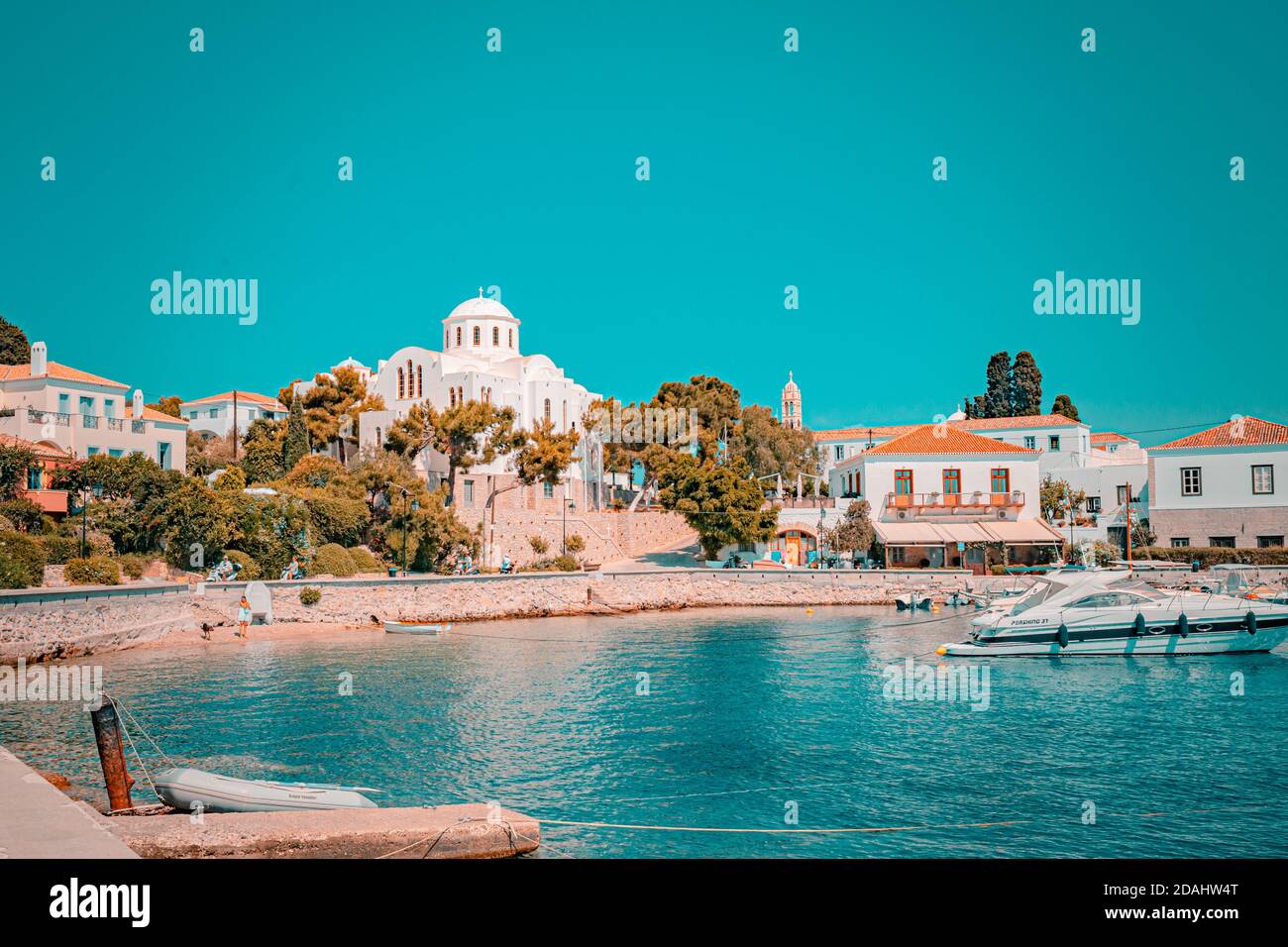Bellissimo paesaggio con un'antica chiesa al cimitero vicino al mare, Grecia Foto Stock