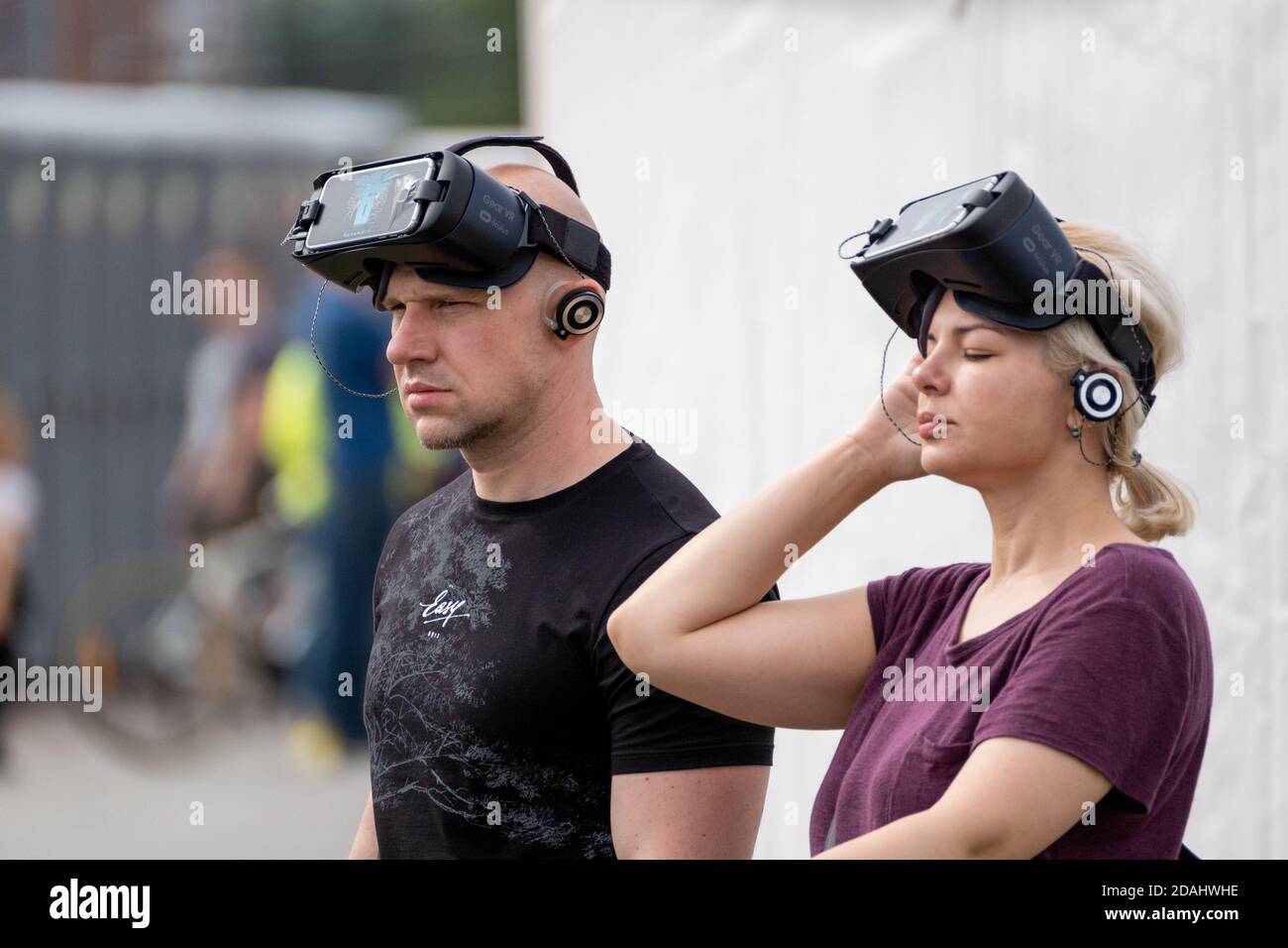 Uomo e donna adulti con occhiali VR Foto Stock