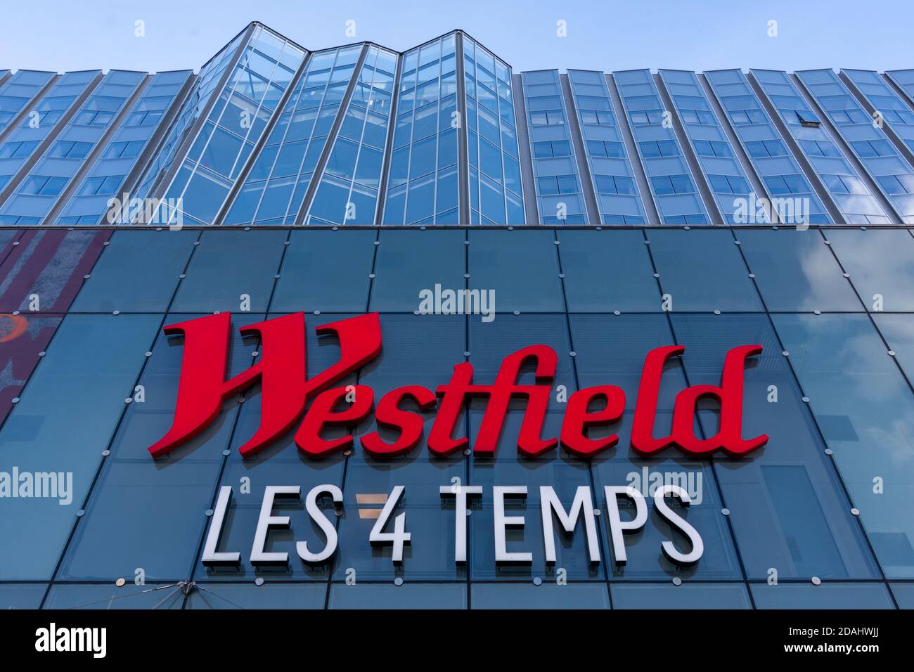 Puteaux, Francia - 12 novembre 2020: Vista esterna del centro commerciale Westfield Les 4 Temps, gestito da Unibail-Rodamco-Westfield Foto Stock