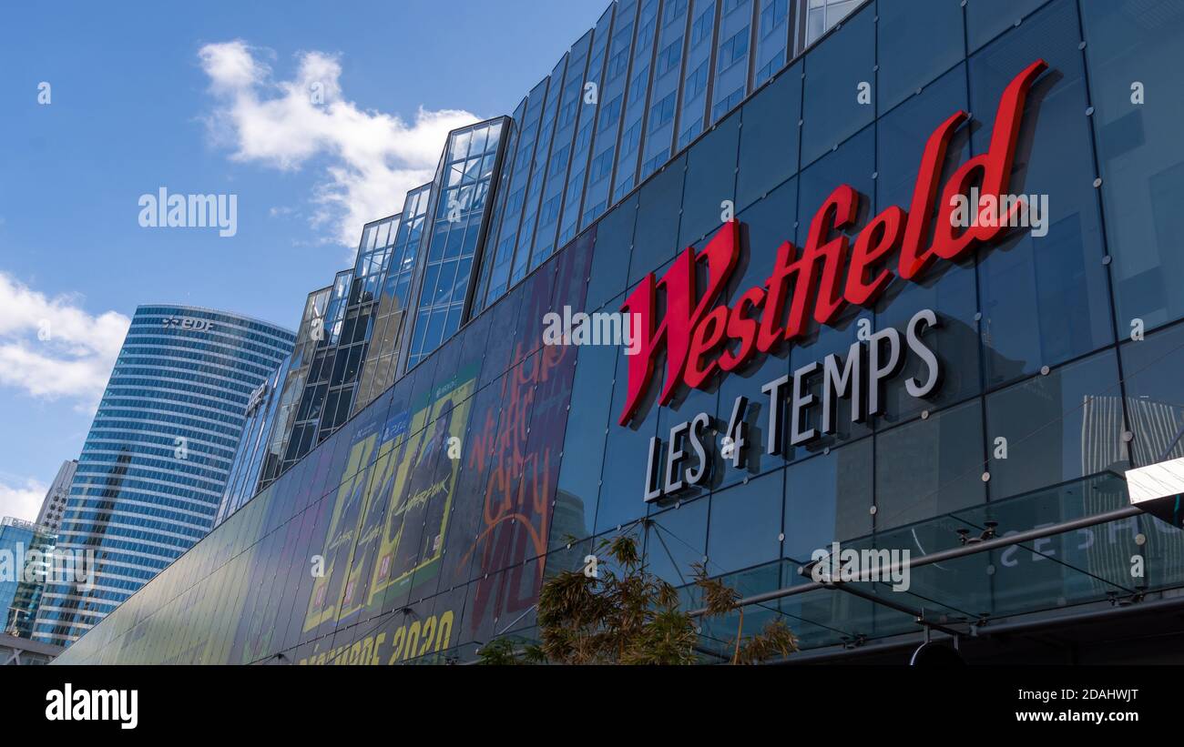 Puteaux, Francia - 12 novembre 2020: Vista esterna del centro commerciale Westfield Les 4 Temps, gestito da Unibail-Rodamco-Westfield Foto Stock