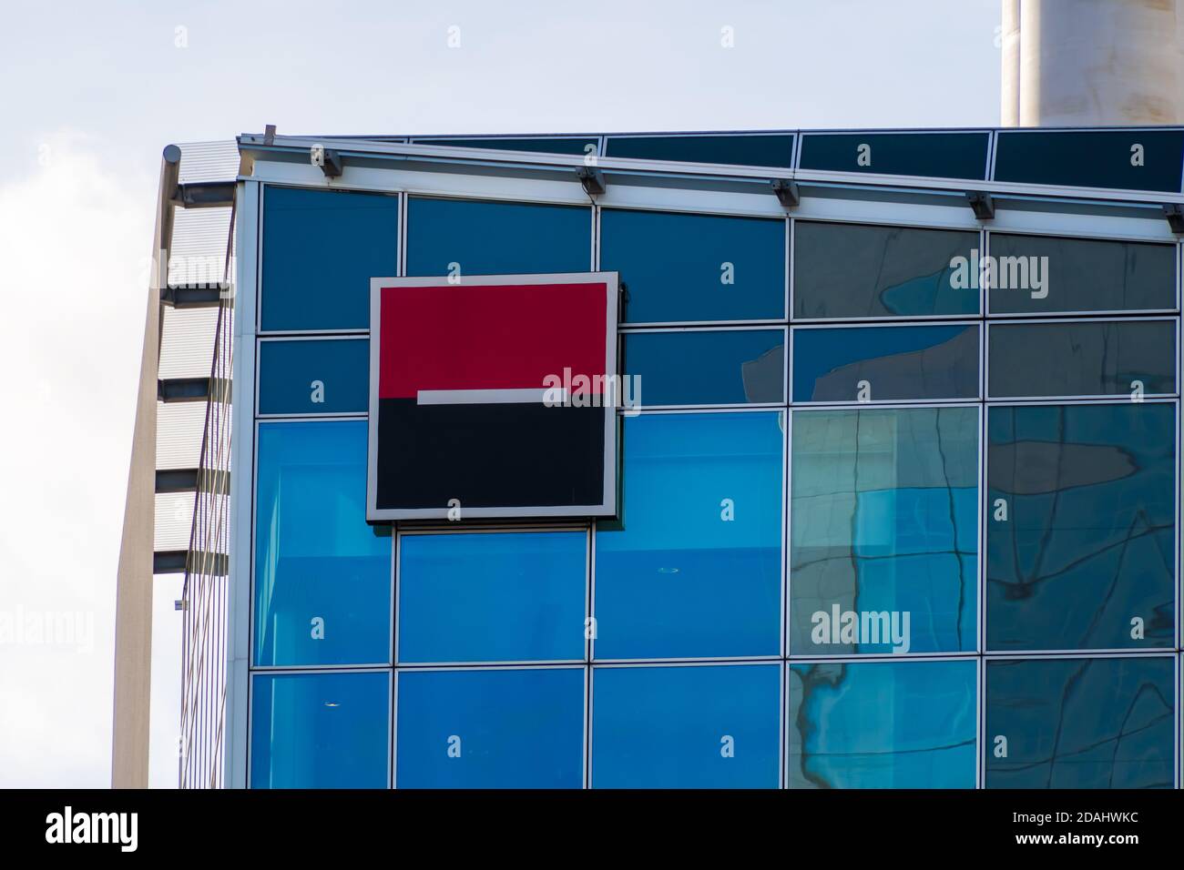 Puteaux, Francia - 12 novembre 2020: Logo della Société Générale, banca francese con sede a Parigi-la Défense Foto Stock