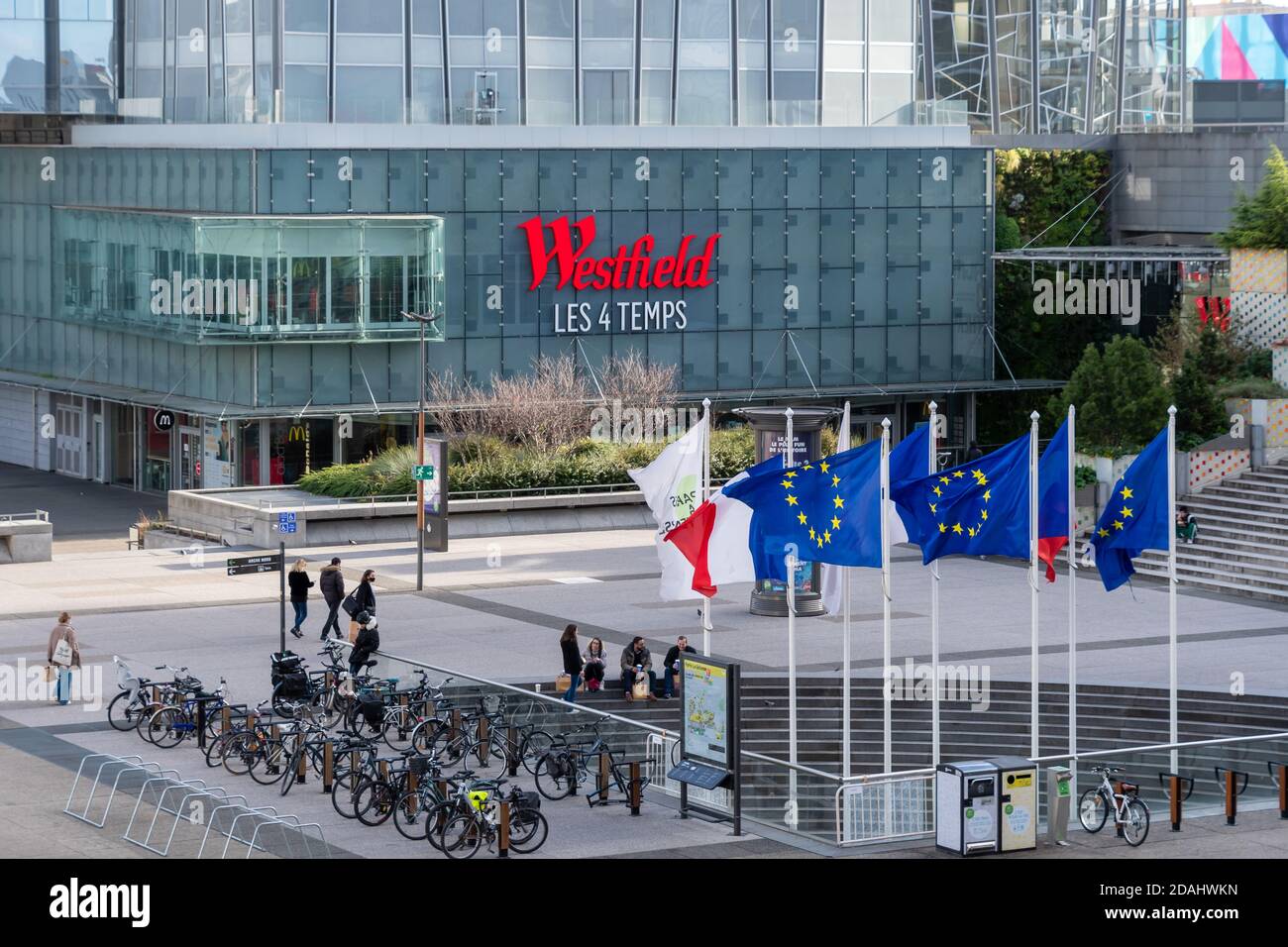 Puteaux, Francia - 12 novembre 2020: Vista esterna del centro commerciale Westfield Les 4 Temps, gestito da Unibail-Rodamco-Westfield Foto Stock