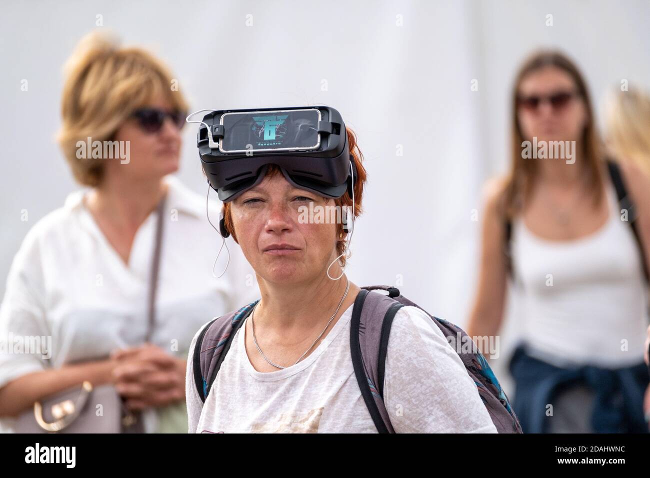 Donna di mezza età con occhiali VR Foto Stock