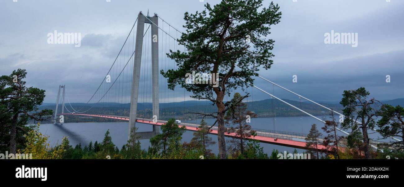 Il bellissimo High Coast Bridge in Svezia. Si tratta di un ponte sospeso sul fiume Angerman. Foto Stock