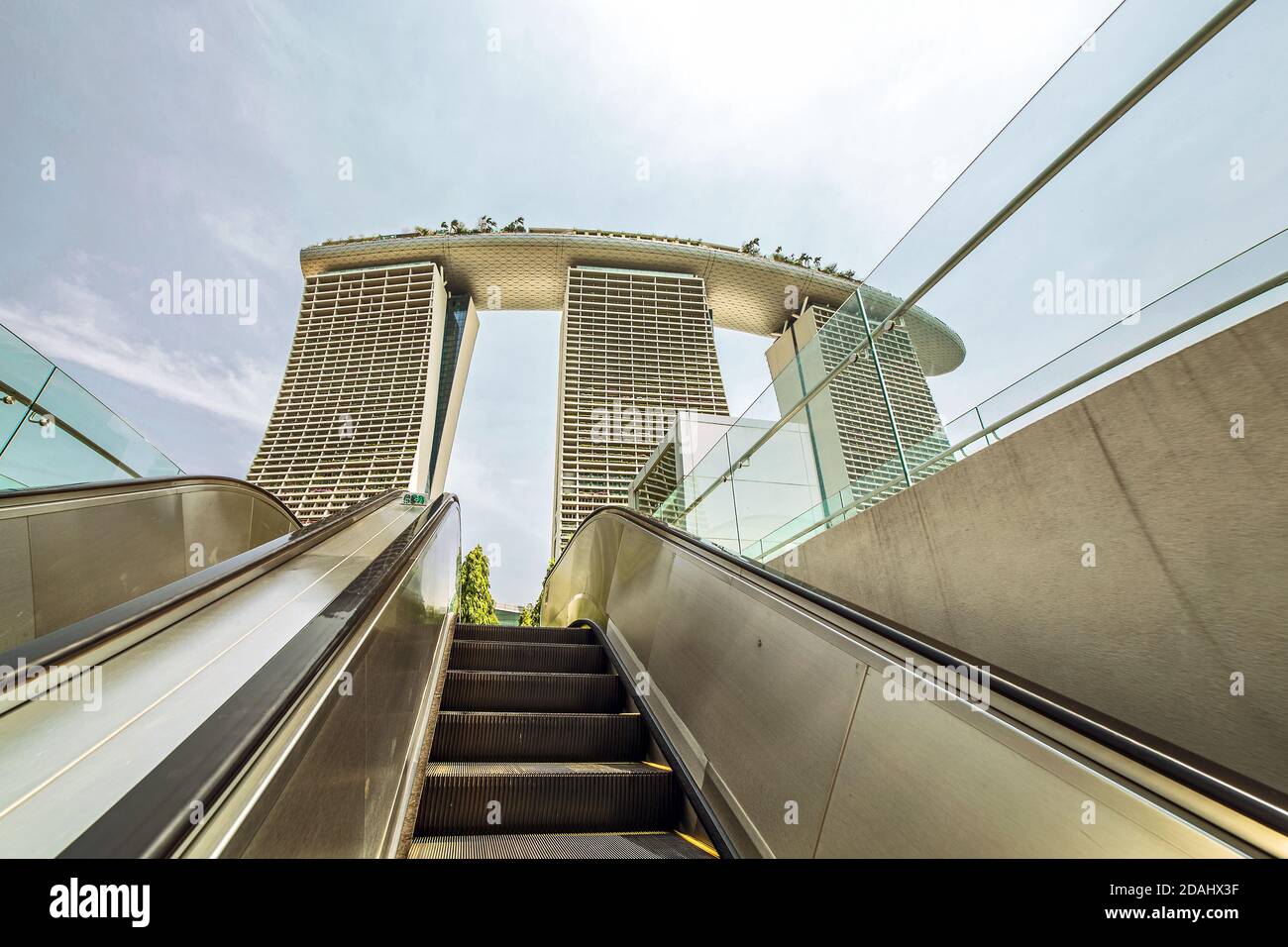 Singapore, Singapore - 15 AGOSTO 2020: Vista prospettica di Marina Bay con piscina infinita contro il cielo blu e grattacieli dal Giardino della baia, Singap Foto Stock