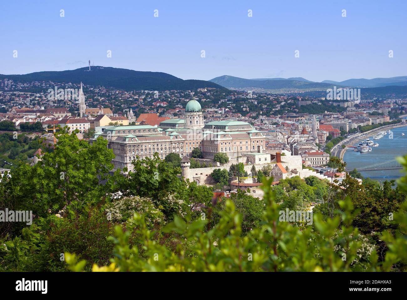 Splendida vista sul Castello di Buda a Budapest, in Ungheria, con le montagne Foto Stock