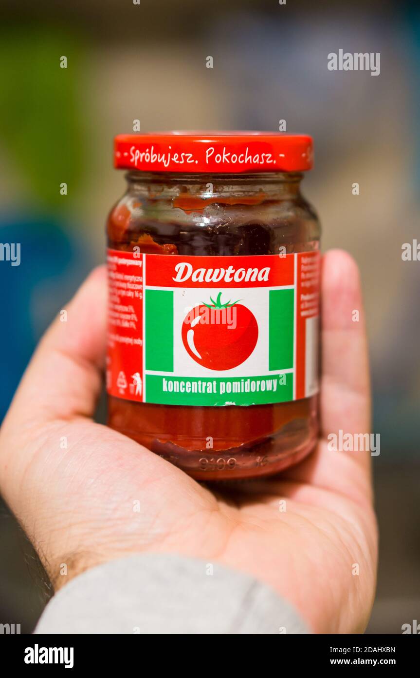 POZNAN, POLONIA - Mar 27, 2018: Pasta di pomodoro Dawtona in un vaso di vetro Foto Stock