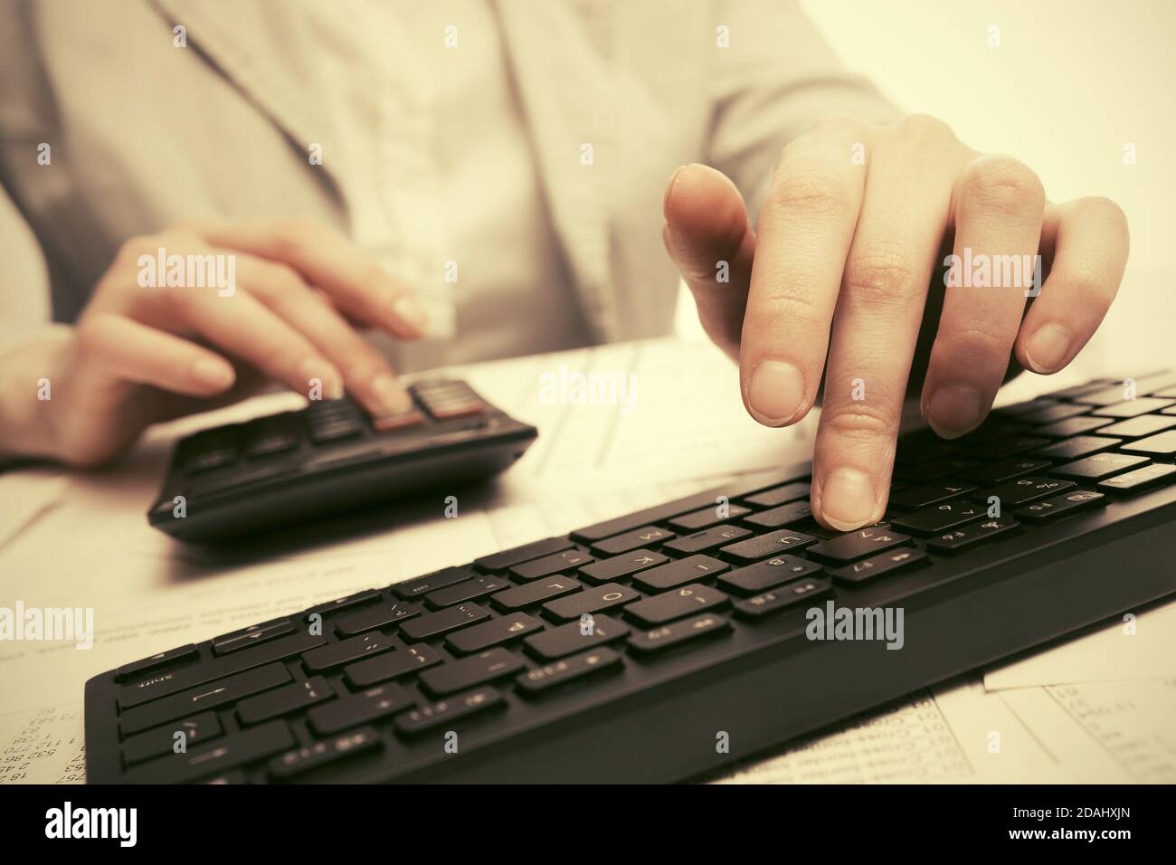 Contabilità finanziaria donna di affari usando la tastiera del calcolatore del calcolatore Foto Stock