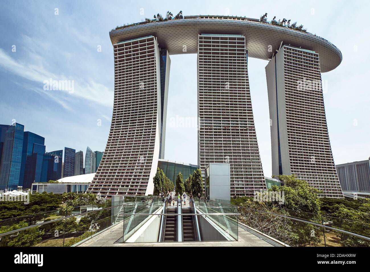 Singapore, Singapore - 15 AGOSTO 2020: Vista prospettica di Marina Bay contro il cielo blu e grattacieli dal Giardino presso la baia, Singapore Foto Stock