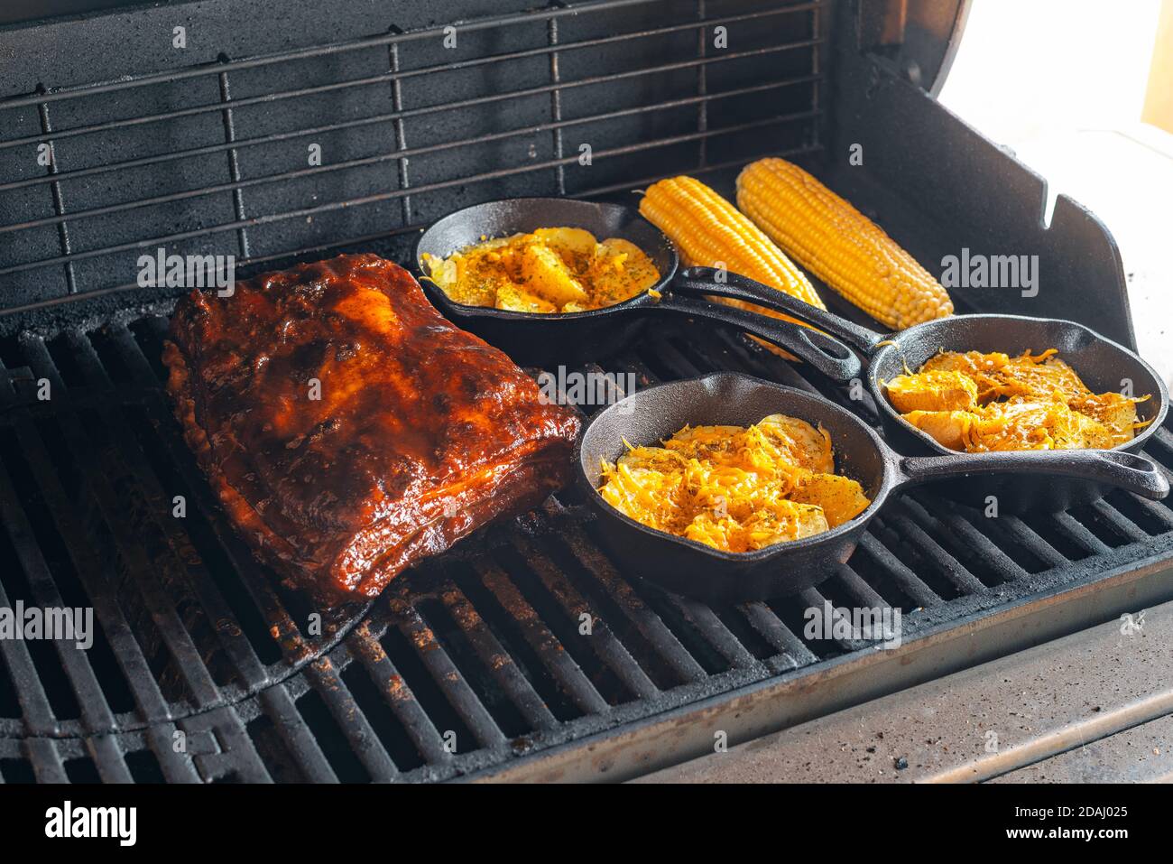 grigliare lentamente le costolette con la pancetta sulla griglia Foto Stock