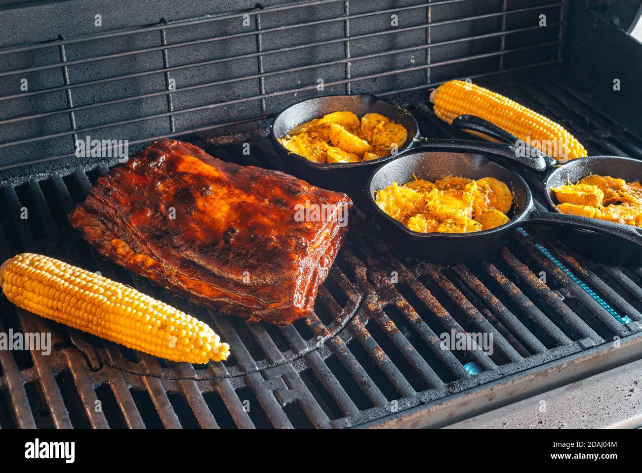 grigliare lentamente le costolette con la pancetta sulla griglia Foto Stock