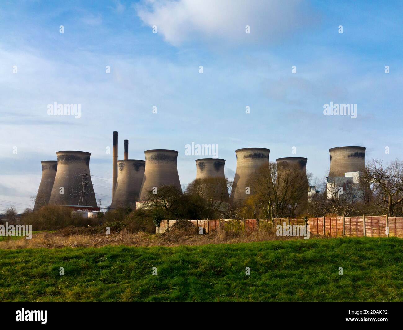 Le torri di raffreddamento della centrale elettrica a carbone di Ferrybridge, nei pressi di Knottingley nello Yorkshire occidentale, nel 2017, prima della loro demolizione. Foto Stock