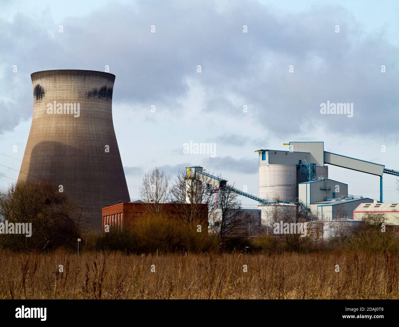 Le torri di raffreddamento della centrale elettrica a carbone di Ferrybridge, nei pressi di Knottingley nello Yorkshire occidentale, nel 2017, prima della loro demolizione. Foto Stock