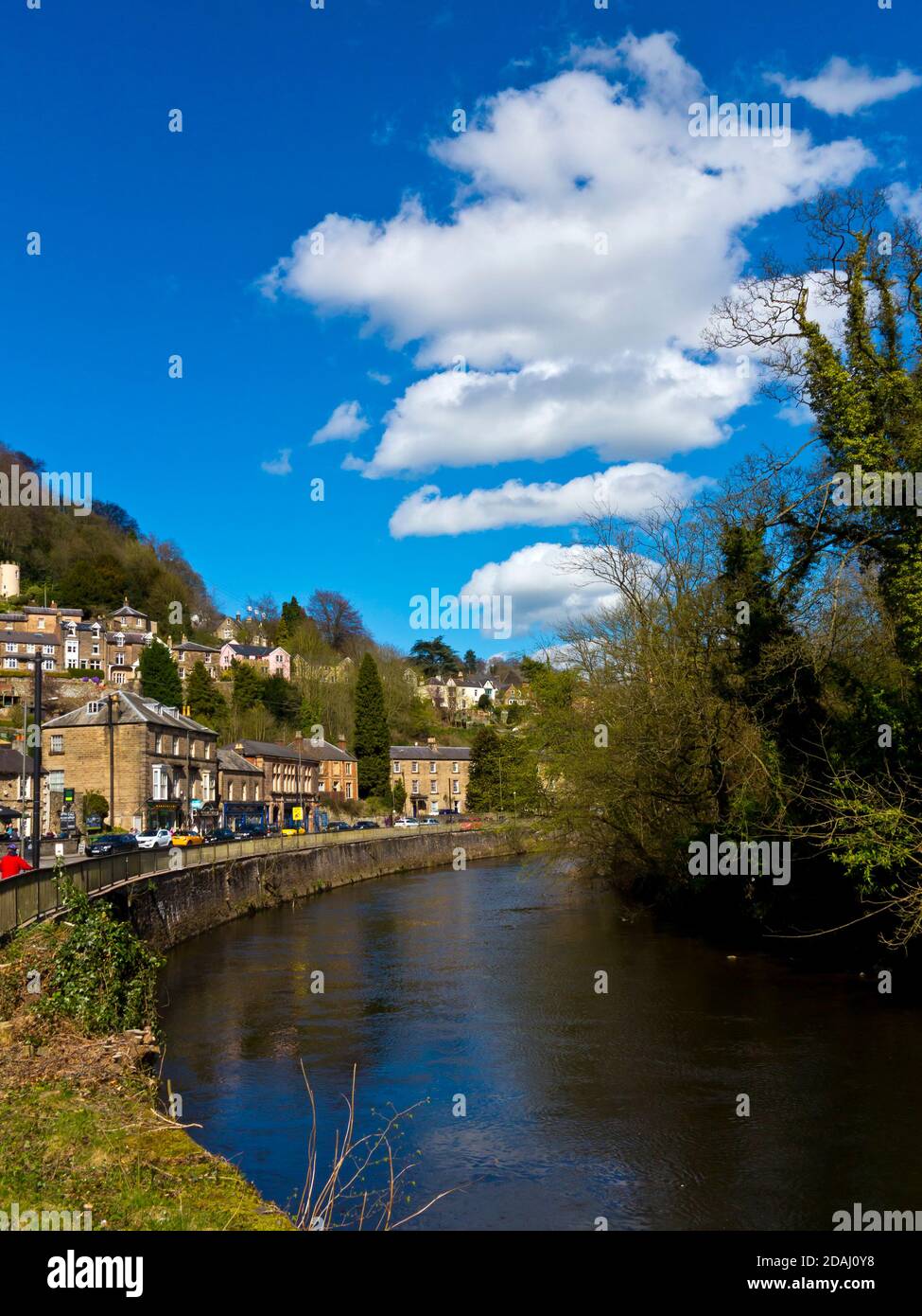 Il fiume Derwent a Matlock Bath un popolare villaggio turistico Nel Derbyshire Peak District Inghilterra Regno Unito Foto Stock
