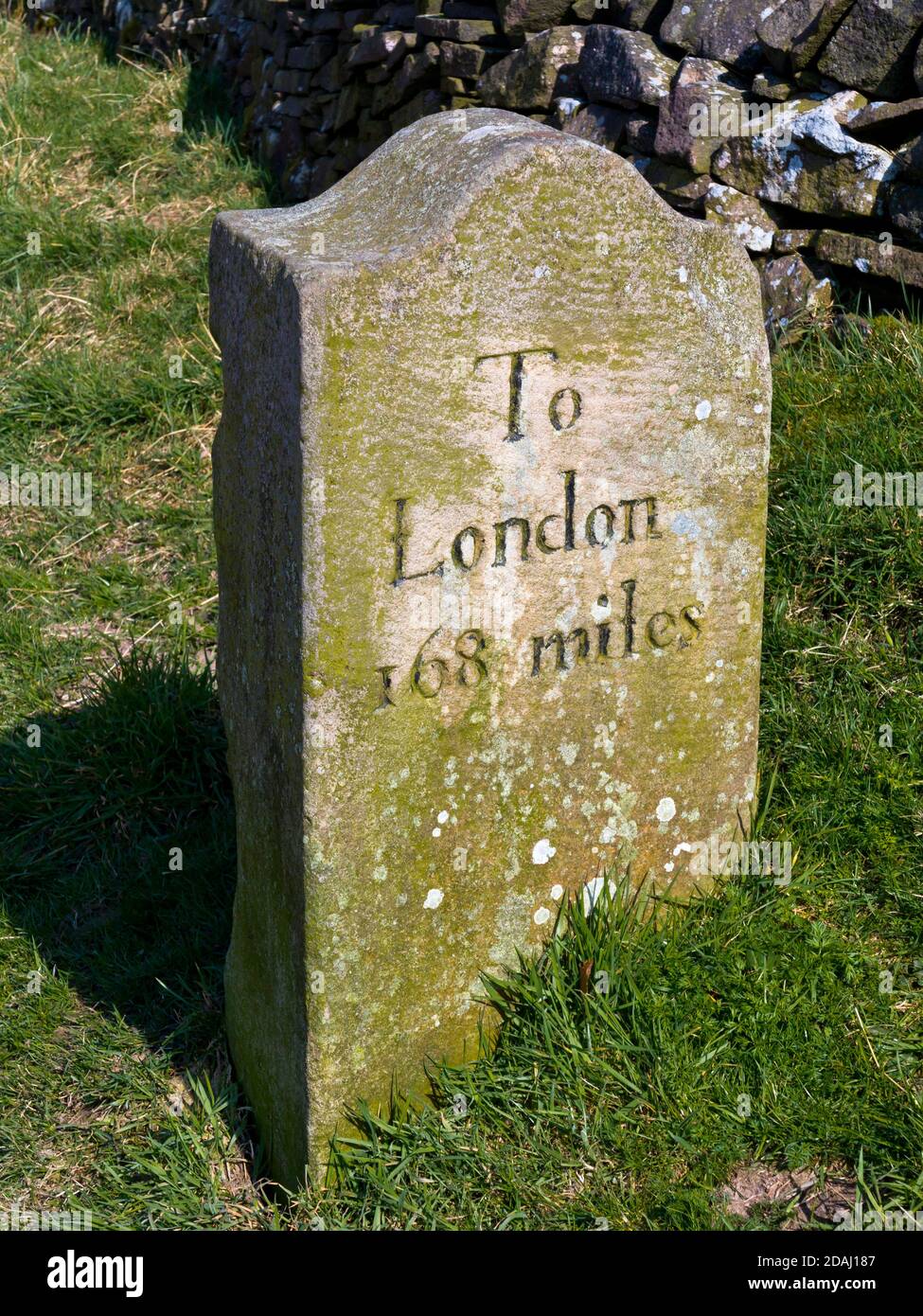 Miglio pietra segnato a Londra 168 miglia su una strada Vicino a Macclesfield in East Cheshire Inghilterra UK Foto Stock