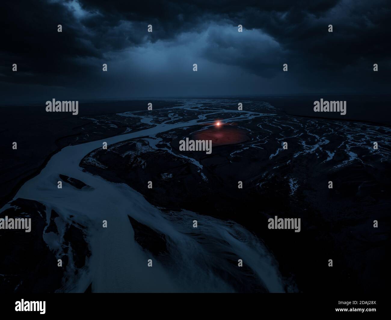 Luce rossa mistica in un paesaggio notturno scuro Foto Stock