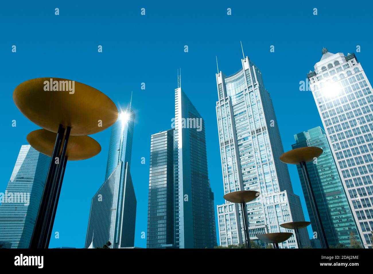 Skyline di uffici nel quartiere finanziario di Lujiazui da Central Greenfield, Pudong, Shanghai, Cina, Asia Foto Stock