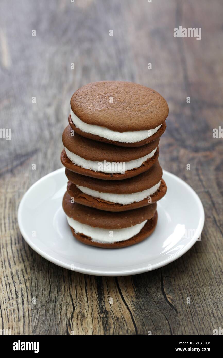 torta di whoopie al cioccolato fatta in casa con ripieno di marshmallow Foto Stock