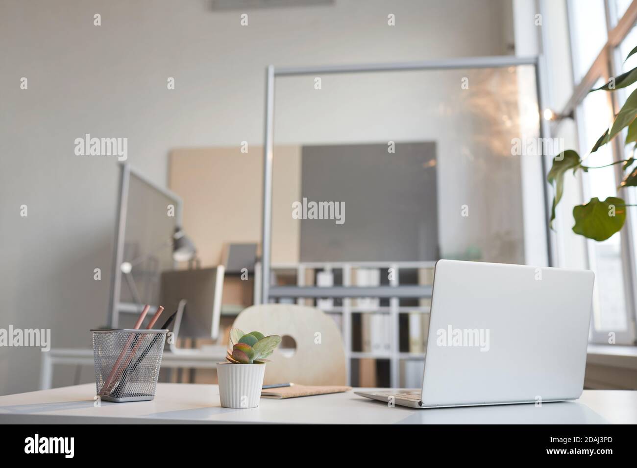 Immagine della scrivania con un computer portatile per il lavoratore in ufficio a vuoto ufficio Foto Stock