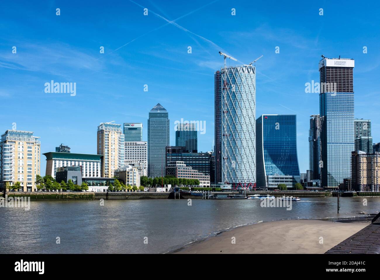 Vista sul Tamigi da Rotherhithe all'alto quartiere finanziario di Canary Wharf. Foto Stock