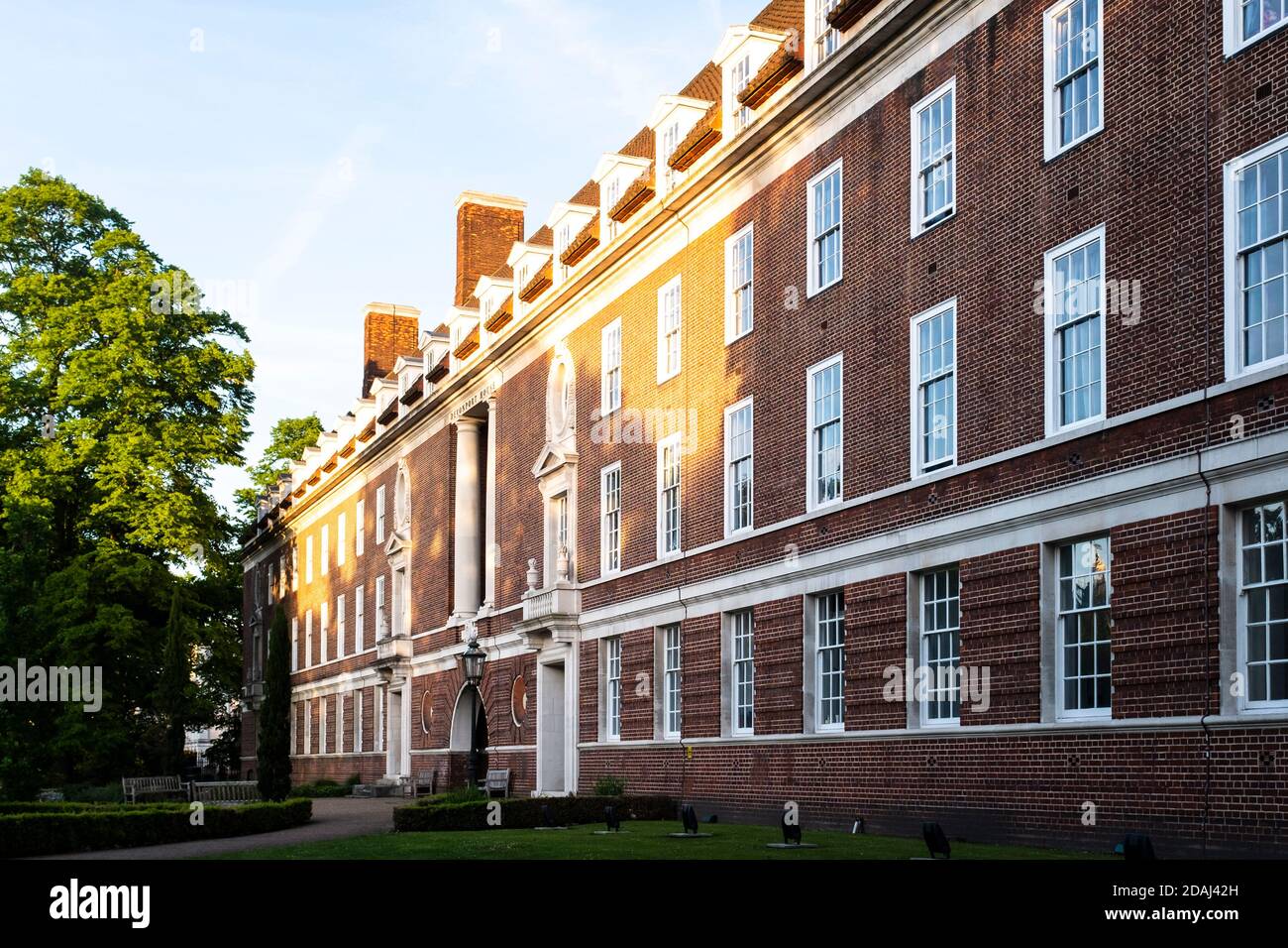 Questo edificio georgiano dai colori rossi con le sue alte colonne bianche, le linee audaci e la simmetria strutturale. Costruito nel 1783 come scuola, è ora un hotel. Foto Stock