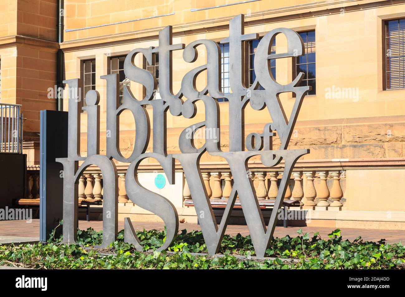 Sculpted Metal "States Library of NSW" (nuovo Galles del Sud) fuori dall'edificio. Sydney, Australia Foto Stock