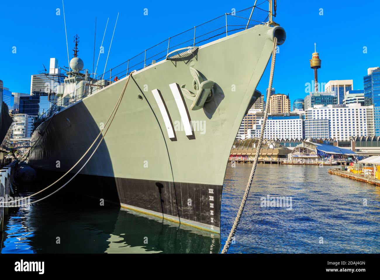 Prua del cacciatorpediniere australiano HMAS 'Vampire', lanciato nel 1956 e ora una nave museo a Darling Harbour, Sydney, Australia Foto Stock