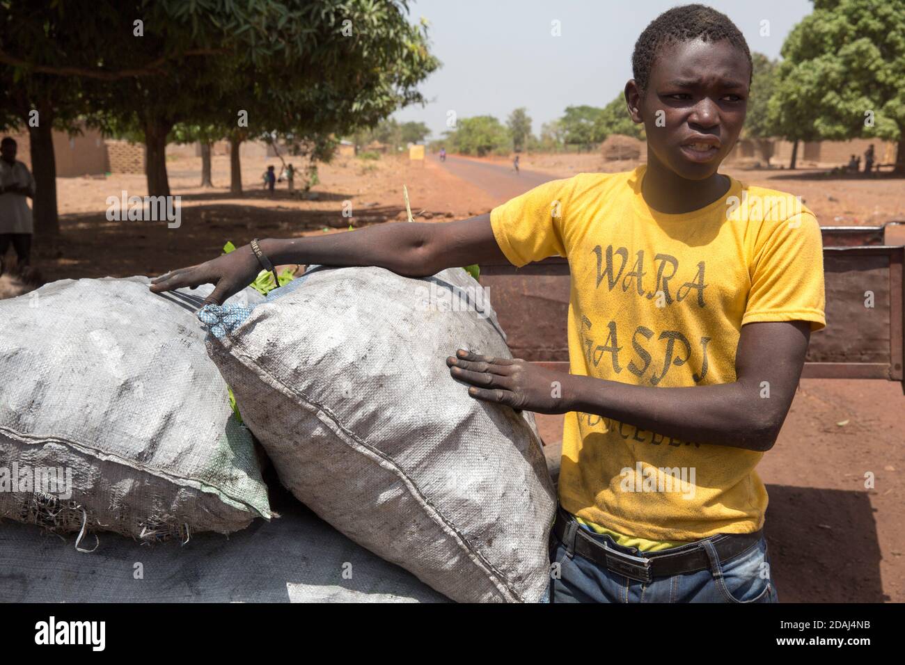 Selingue, Mali, 25 aprile 2015; Sayo Keita, 17, venditore di carbone, lavora con suo fratello. Ha lasciato la scuola recentemente, ha ottenuto al nono grado. Foto Stock