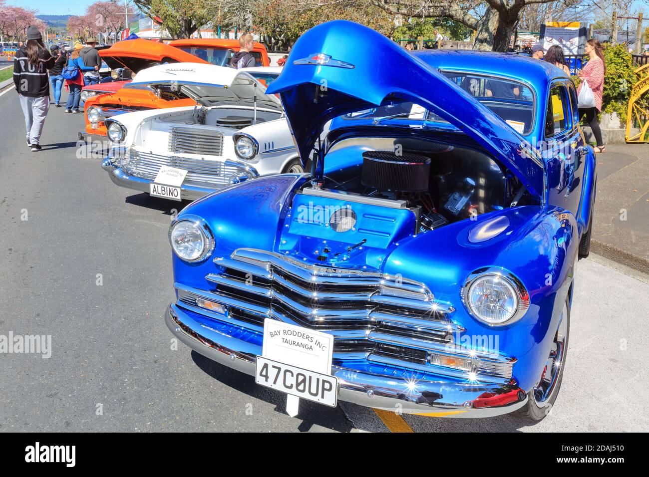 Un coupé blu 1947 Chevrolet Fleetmaster e altre auto classiche in una mostra di auto all'aperto a Tauranga, Nuova Zelanda Foto Stock