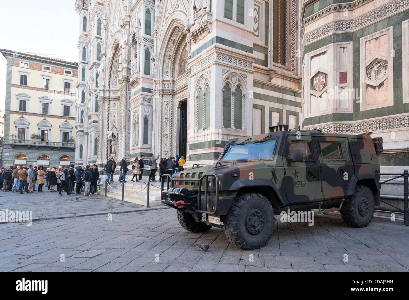 Un veicolo di servizio incrociato si trova vicino all'ingresso della Cattedrale di Santa Maria del Fiore (1296 - 1436) in Piazza del Duomo. Foto Stock