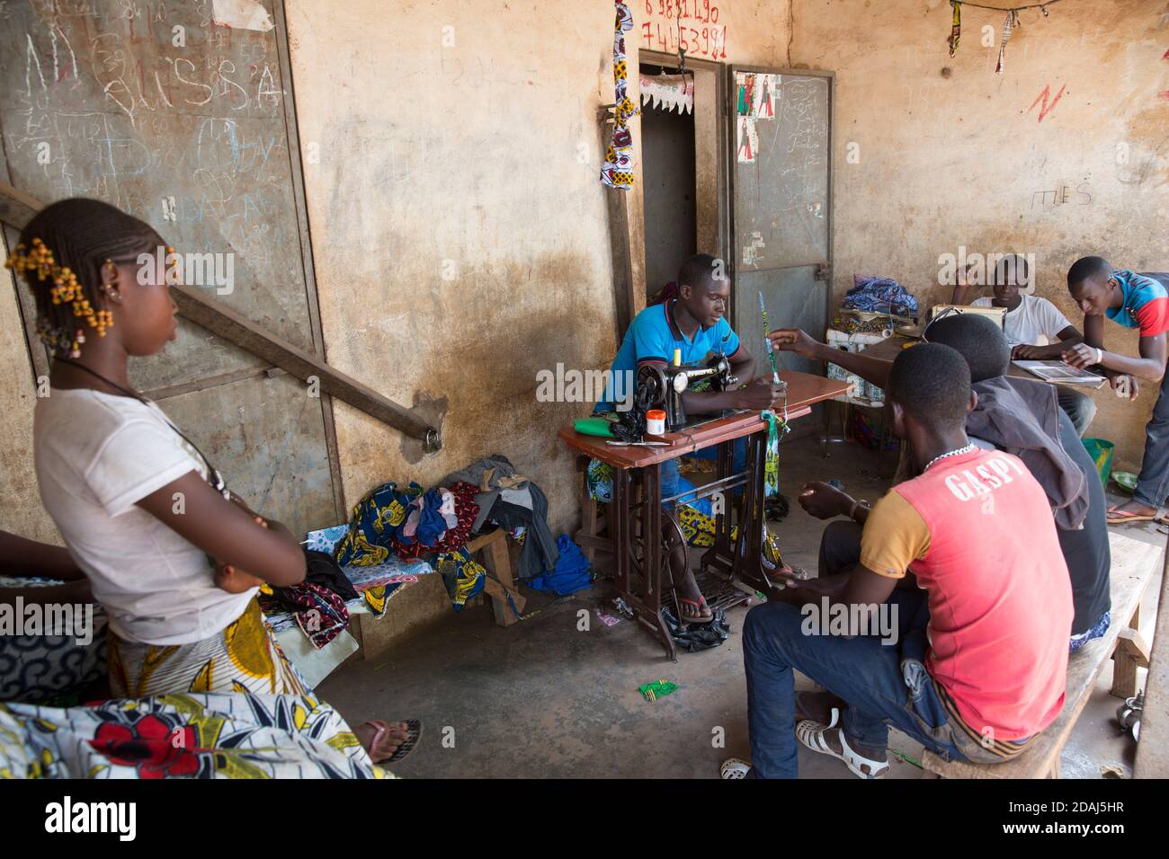 Selingue, Mali, 25 aprile 2015; Mousa Sangare, 18 anni, sarto, possiede anche un terreno irrigato. Ogni mattina lavora nel campo dalle 7:00 alle 12:00, poi viene nel suo negozio e lavora lì fino alle 18:00 Foto Stock