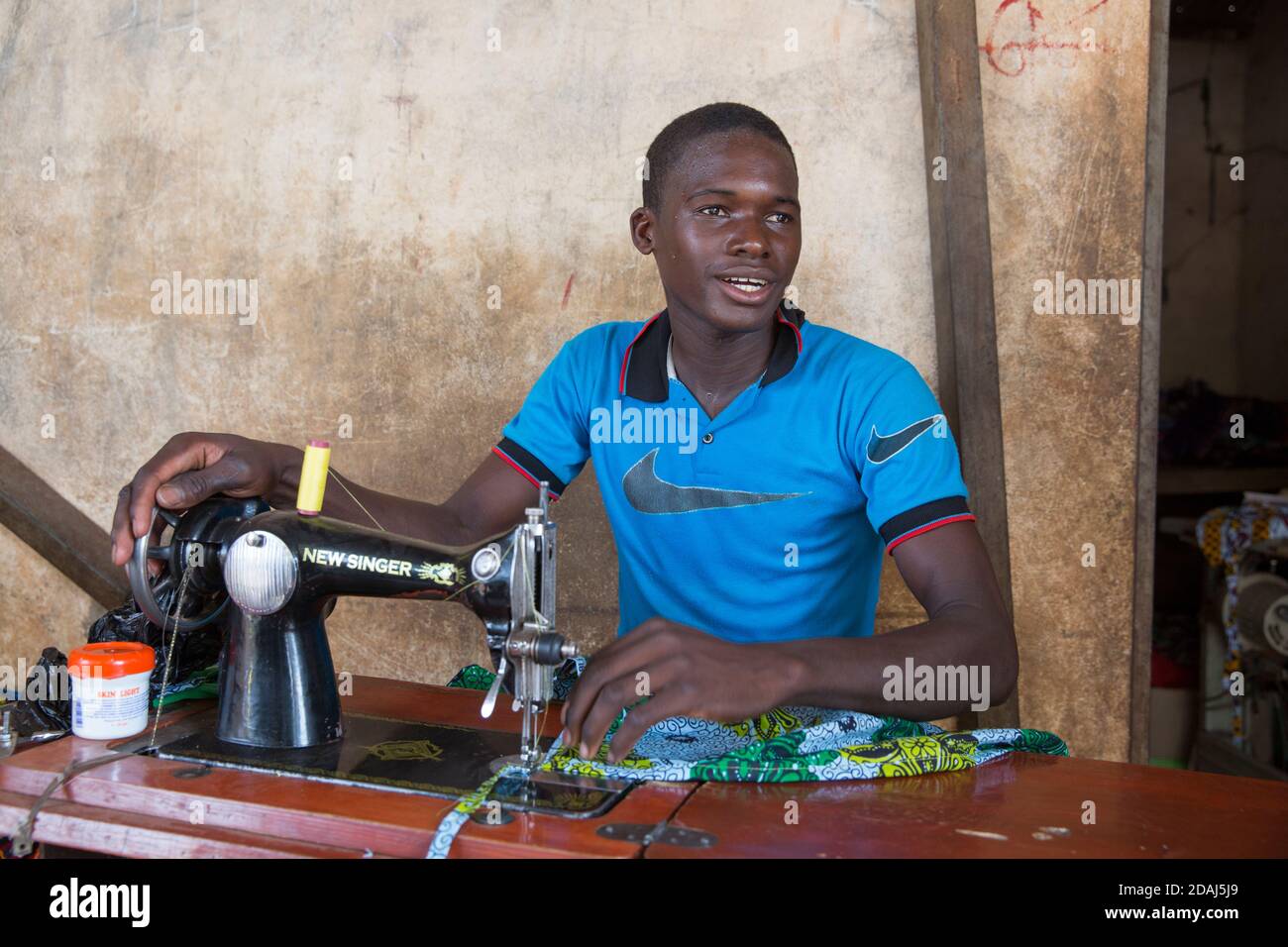 Selingue, Mali, 25 aprile 2015; Mousa Sangare, 18 anni, sarto, possiede anche un terreno irrigato. Ogni mattina lavora nel campo dalle 7:00 alle 12:00, poi viene nel suo negozio e lavora lì fino alle 18:00 Foto Stock