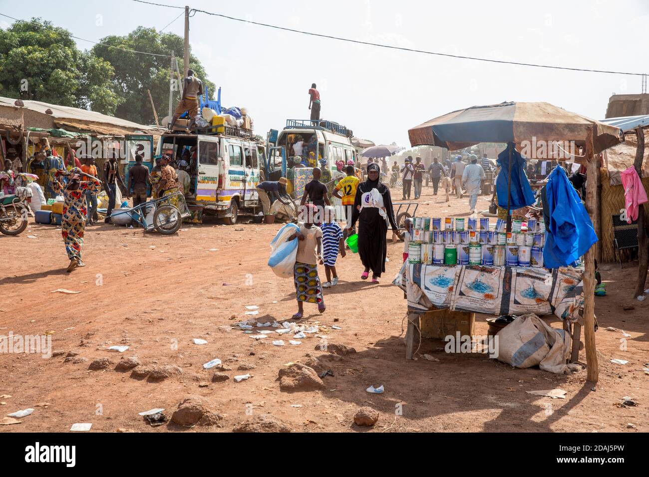 Selingue, Mali, 25 aprile 2015; vita sulla strada nella zona del mercato il giorno del mercato. Foto Stock