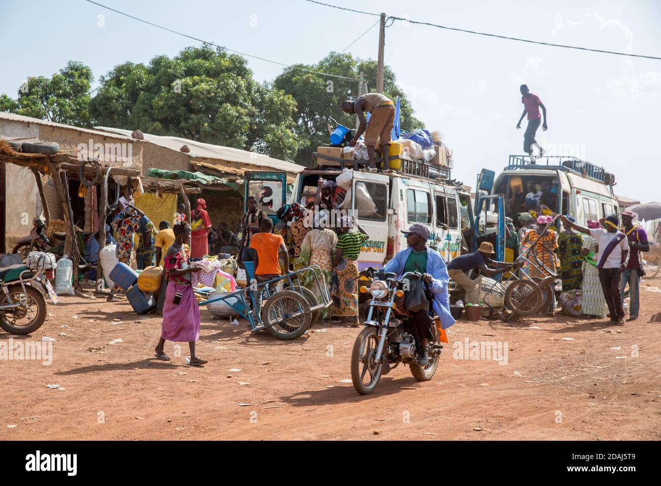 Selingue, Mali, 25 aprile 2015; vita sulla strada nella zona del mercato il giorno del mercato. Foto Stock
