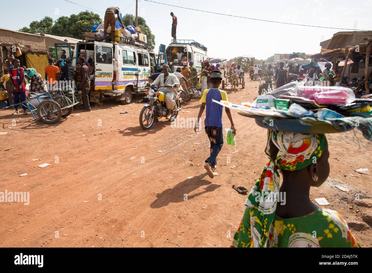 Selingue, Mali, 25 aprile 2015; vita sulla strada nella zona del mercato il giorno del mercato. Foto Stock