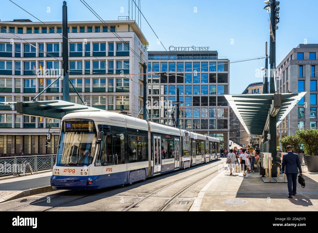 Tram Bombardier Cityrunner della linea 14 gestito da TPG, l'operatore dei trasporti pubblici del cantone di Ginevra, alla fermata del tram Bel Air a Ginevra. Foto Stock