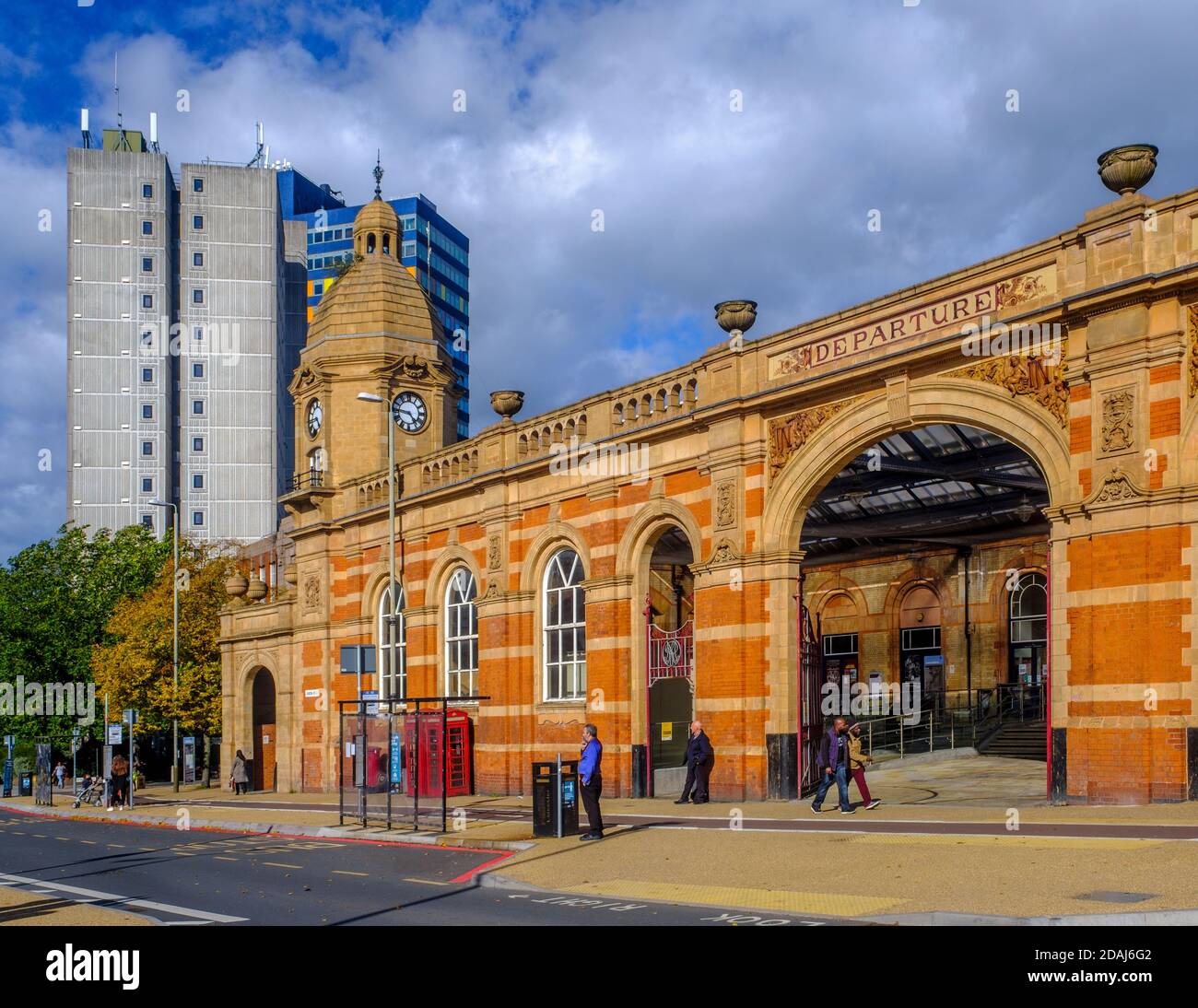 Elizabeth House e St Georges Tower dietro la stazione ferroviaria di Leicester. Foto Stock