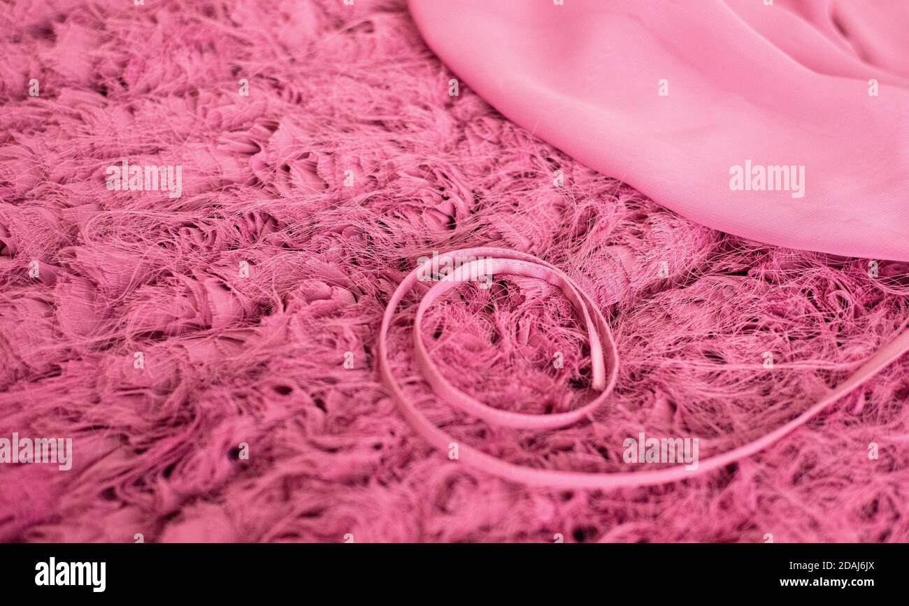 Sfondi rosa in tessuto e materiale di pelo. La corda rosa è rivestita con  un monogramma. Couture. Banner Foto stock - Alamy