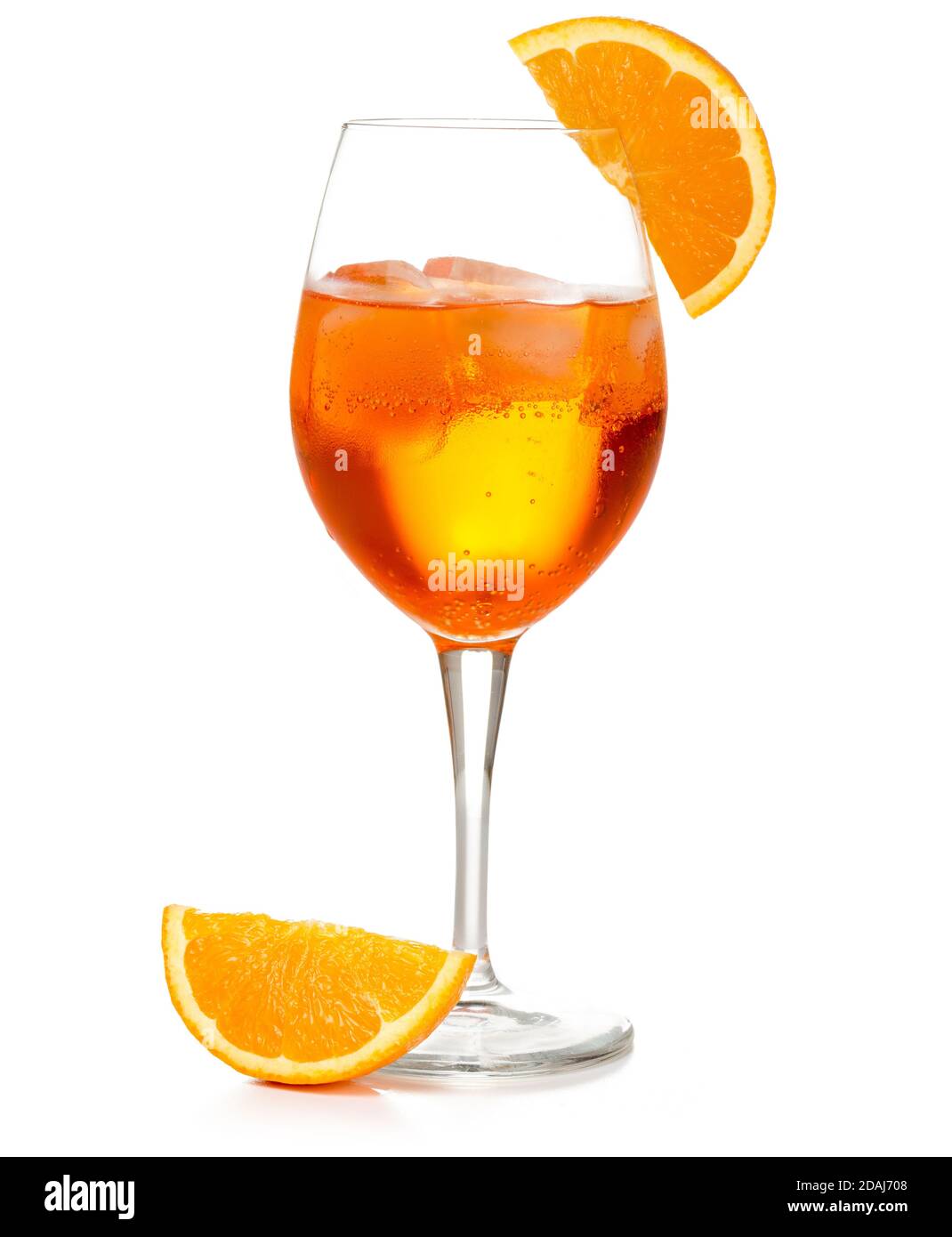 spritz cocktail in un wineglass guarnito con fetta di arancia isolata su bianco Foto Stock