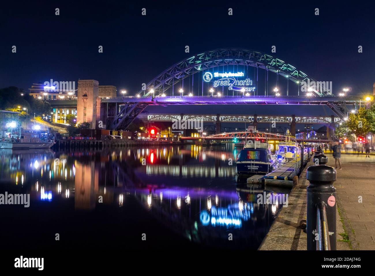 Newcastle Queyside, Tyne Bridge e Tyne River di notte, Newcastle upon Tyne, Regno Unito Foto Stock