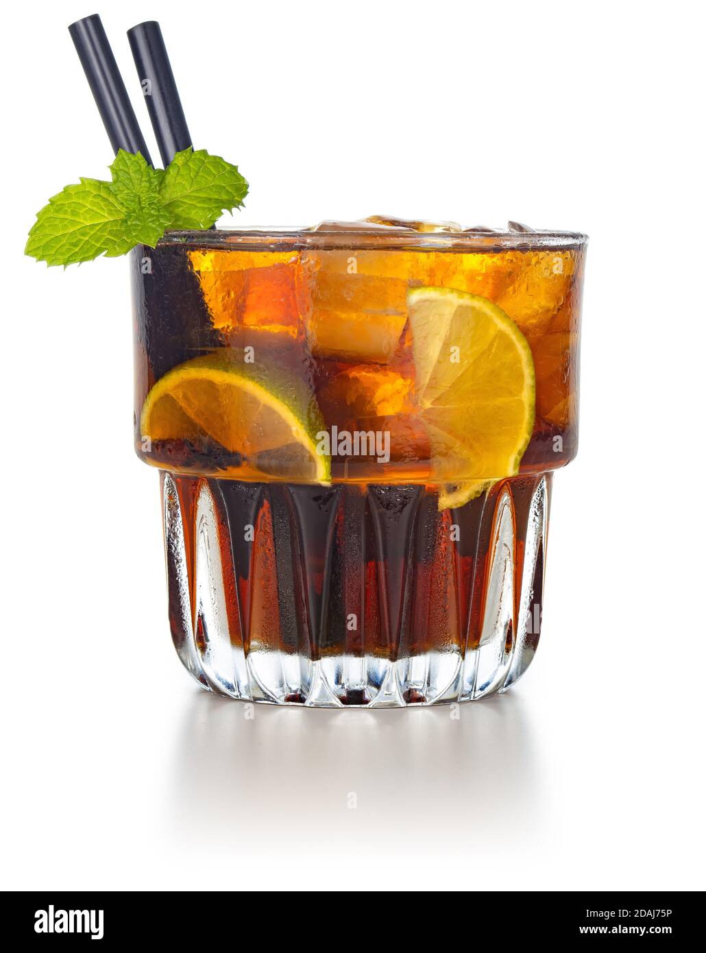 bevanda al rum e alla cola guarnita con spicchi di lime e menta foglia Foto Stock